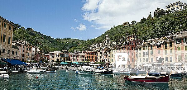 Panoramafoto von Hafen von ehemaliges Fischerdorf Portofino mit kleine Boote in geschützte Bucht und pastellfarbene Häuser  Portofino  Golfo Paradiso  Provinz Genua  Riviera di Levante  Ligurien  Italien  Europa