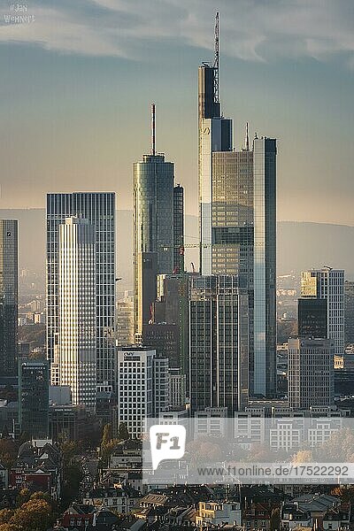 Blick über die Dächer Frankfurts  am Abend mit traumhaften Sonnenuntergang hinter der Skyline  hessen  Deutschland  Europa