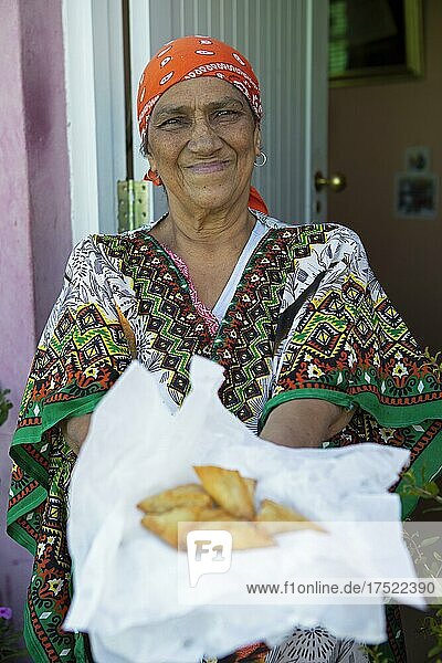 Frau in traditionellem Kleid  68 Jahre  zeigt malaiische Teigtaschen  Bo-Kaap-Viertel  Kapstadt  Westkap  Südafrika