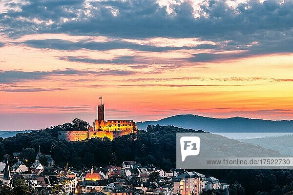 Sonnenuntergang  blick über die Stadt Königstein mit Burg  Taunus  Hessen  Deutschland  Europa