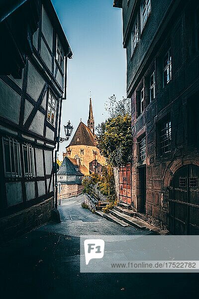 Blick durch die Kugelgasse zur kirche St. Johannes Ev. Historische Altstadt  oberstadt von Marburg  Hessen  Deutschland  Europa