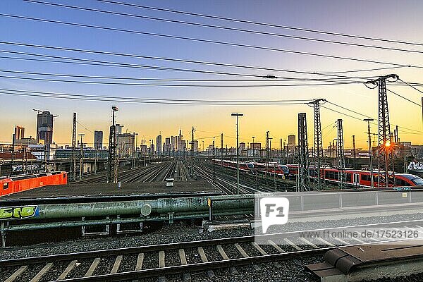 Blick über die Schienen mit Zug am Frankfurter Hauptbahnhof  im Hintergrund die Skyline  Hessen  Deutschland  Europa