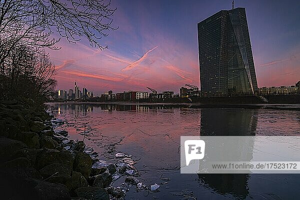 Europäische Zentralbank bei Sonnenaufgang vor Frankfurter Skyline  winter  eis  schnee  Frankfurt am Main  Hessen  Deutschland  Europa