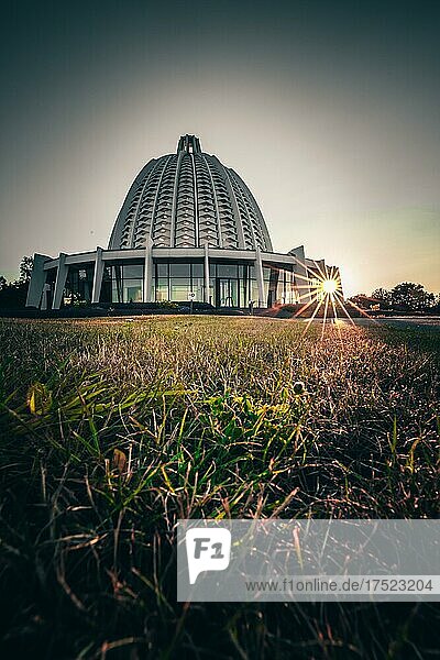 Bahai tempel langenhain zum Sonnenaufgang  tollel Kuppelkonstruktion  mit sonnenstern hessen  Deutschland  Europa