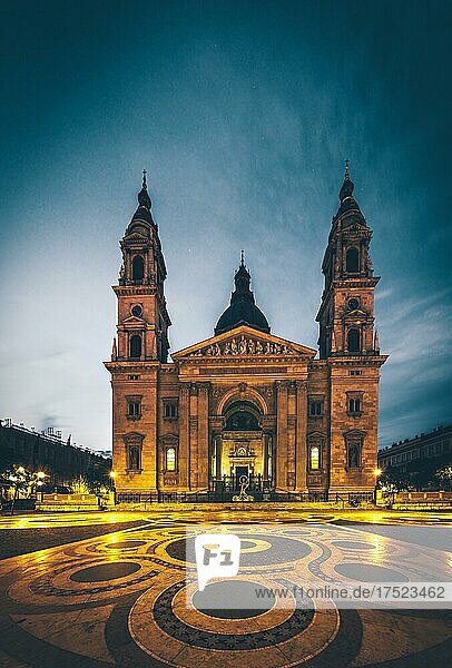 St. Stephans Basilika Nachtaufnahme  Stadtansicht mit Ornamenten am Boden  Kirche  Dom  Budapest  Ungarn  Europa