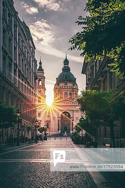 Straßensicht auf die St. Stephans Basilika  Stadtansicht mit Sonnenstern und Sonnenaufgang  Kirche  Dom  Budapest  Ungarn  Europa