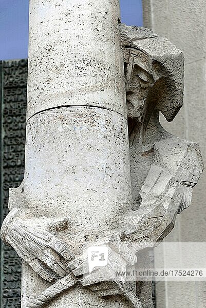 Figur der Passionsfassade  Sagrada Familia  von Antoni Gaudi  Barcelona  Katalonien  Spanien  Europa