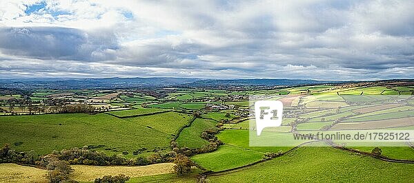 Panorama über Wiesen und Felder über Devon in den Farben des Herbstes  England  Großbritannien  Europa
