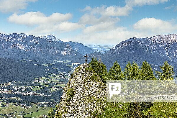 Kleines Gipfelkreuz auf einer Bergspitze am Jenner  Berchtesgaden  Bayern  Deutschland  Europa