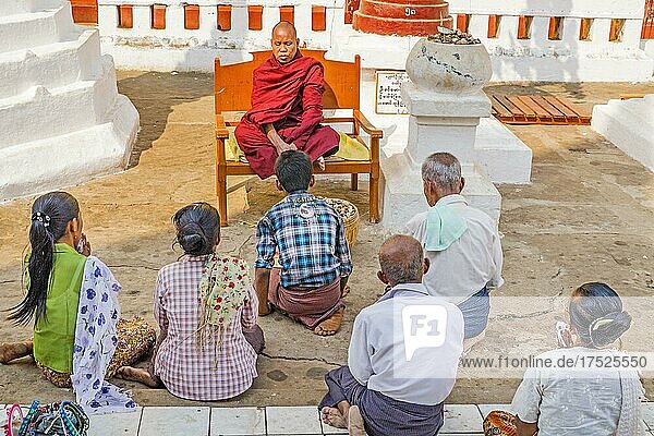 Unterweisung der Glaebigen durch Mönch in Shwezigon Pagode  Bagan  Myanmar  Asien