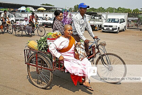 Weiblicher Mönch auf Fahrradrikscha  Gemüsemarkt Thiri Mingaleay  Yangoon  Myanmar  Yangoon  Myanmar  Asien