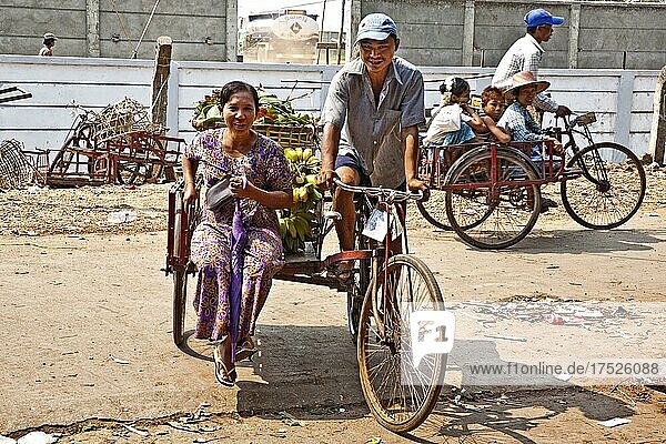 Kundin auf Fahrradrikscha  Gemüsemarkt Thiri Mingaleay  Yangoon  Myanmar  Yangoon  Myanmar  Asien