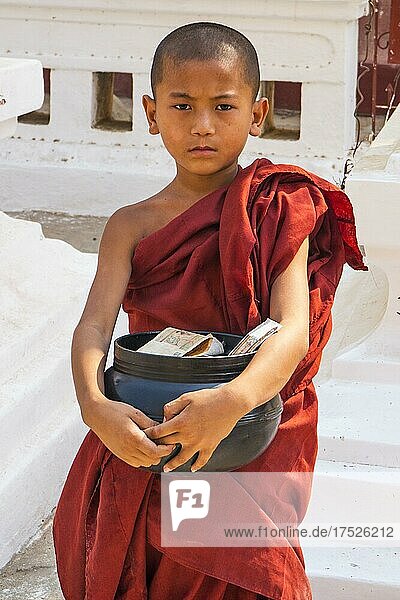 Mönch mit Bettelschale in Shwezigon Pagode  Bagan  Myanmar  Asien