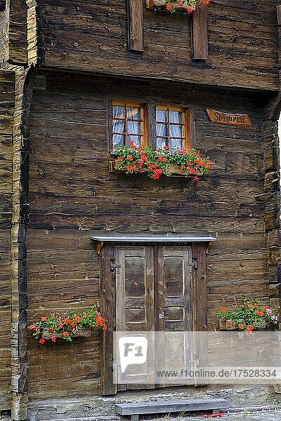 Typisches Walliserdorf  Holzhäuser  Walliser Häuser  Ulrichen im Oberwallis  Kanton Wallis  Schweiz  Europa