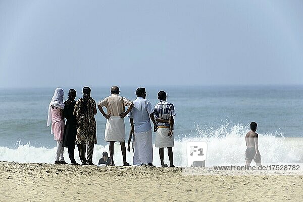 Holidaymakers on the beach of Kovalam  Malabar Coast  Malabar  Kerala  South India  India  Asia