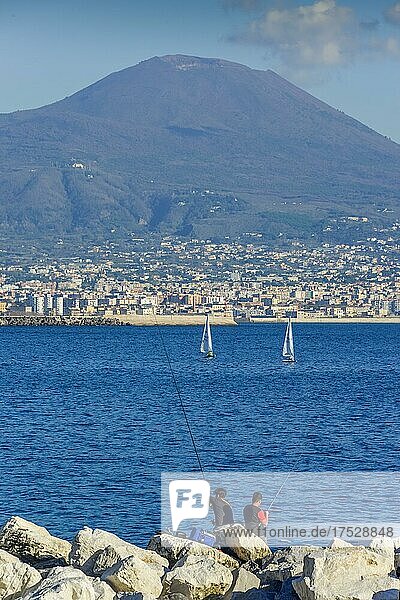 Angler  Hafengebiet  Vesuv  Neapel  Italien  Europa