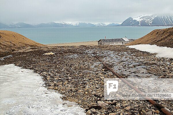 Ehemalige Bergbaustation Calypsobyen  alte Rohrleitung mit Holzbaracke  Blick auf Bellsund  Insel Spitzbergen  Norwegen  Europa