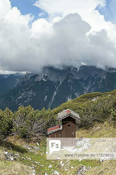 Herzhäuschen  Outdoor-Toilette  Große Arnspitze (2196 m)  Arnspitzgruppe  Wettersteingebirge  Nördliche Kalkalpen  Alpen  Mittenwald  Oberbayern  Bayern  Deutschland  Europa