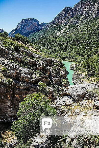 Wandern an der Steilwand  Caminito del Rey  Sicher über einen der gefährlichsten Wege der Welt  El Chorro  Andalusien  Spanien  Europa