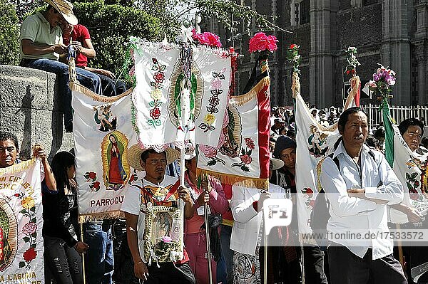 Menschen vor der Basilika  Alte Basilika  La Basilica de Nuestra Senora de Guadalupe  Mexiko-Stadt  Mexiko  Mittelamerika