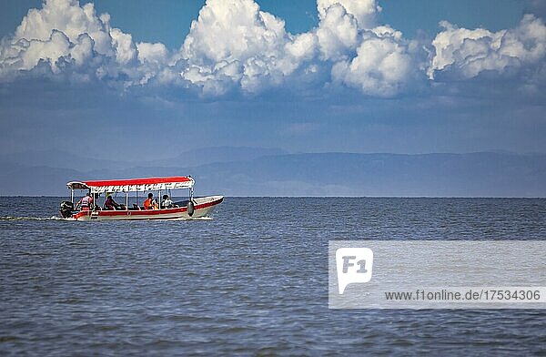 Menschen in einem Boot auf dem Nicaraguasee  ein Boot mit Menschen in Schwimmwesten Managua  Nicaragua  Mittelamerika