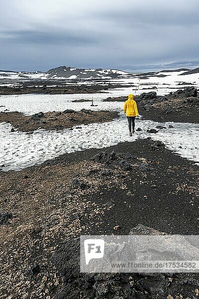 Wanderin im Krater des Vulkans Askja  schneebedeckte Vulkanlandschaft  Island  Europa
