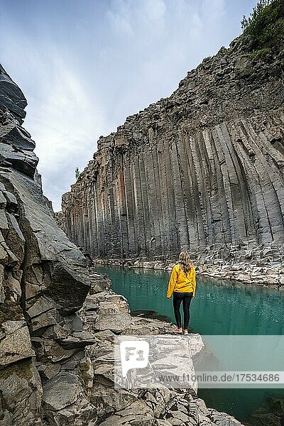 Touristin am Stuðlagil Canyon  Basaltsäulen  Egilsstadir  Island  Europa