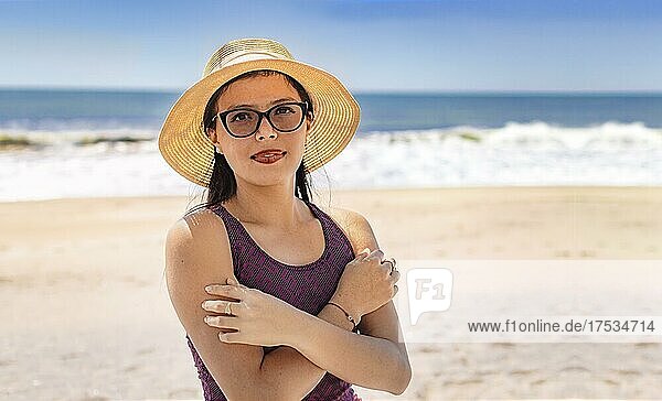 Hübsche Frau mit Hut am Strand  Porträt eines lateinamerikanischen Mädchens mit Hut am Strand