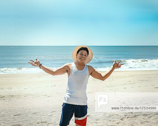 Glücklicher hübscher Mann im Urlaub im Freien  Glücklicher junger Mann am Strand  Touristisches Reisekonzept Rivas  Nicaragua  Mittelamerika