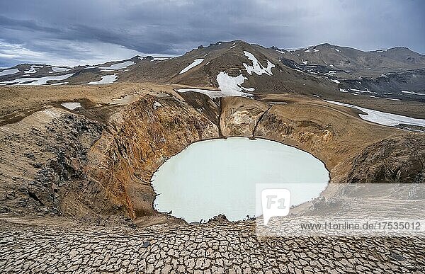 Kratersee Víti und Öskjuvatn im Krater des Vulkans Askja  Gebirgsmassiv Dyngjufjöll  Island  Europa