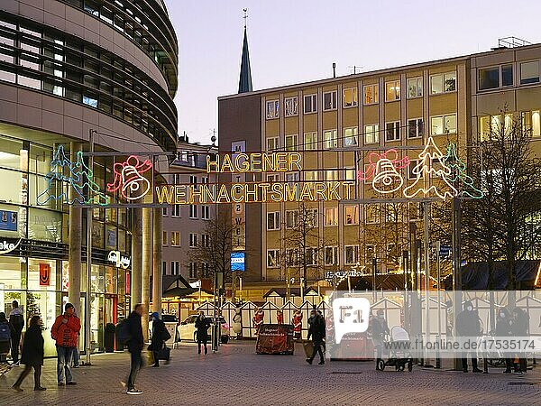 Lichtgirlande mit Schrift Hagener Weihnachtsmarkt  Weihnachtsmarkt  Hagen  Ruhrgebiet  Nordrhein-Westfalen  Deutschland  Europa