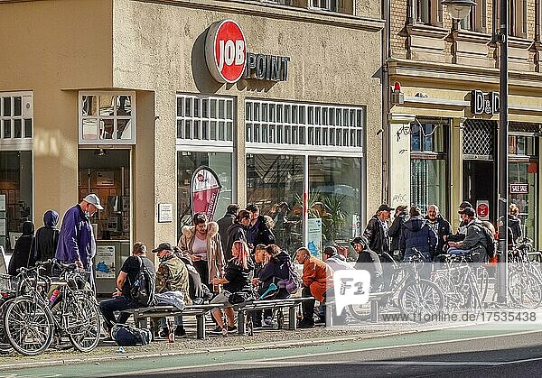 Straßenszene mit Passanten  Neukölln  Arbeitslose Menschen vor dem Job Point Karl-Marx-Straße  Neukölln  Berlin  Deutschland  Europa