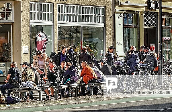 Straßenszene mit Passanten  Neukölln  Arbeitslose Menschen vor dem Job Point Karl-Marx-Straße  Neukölln  Berlin  Deutschland  Europa