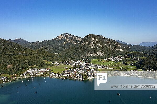 Drohnenaufnahme  Panorama vom Fuschlsee mit Ortschaft Fuschl am See  Salzkammergut  Land Salzburg  Österreich  Europa