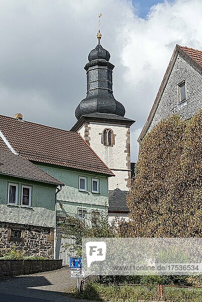 Glockenturm der katholischen Kirche St. Jakobus zwischen alten Schindelhäusern  Herbstein  Vogelsberg  Hessen  Deutschland  Europa