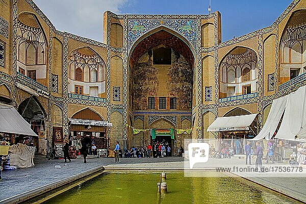 Haupteingang ist die Qeyssarie-Pforte  Der Große Basar  Isfahan  Isfahan  Iran