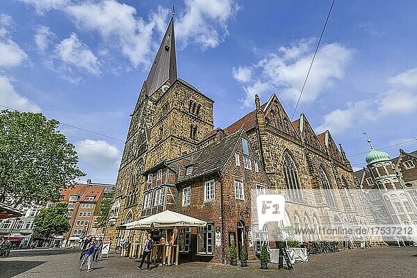 Kirche Unser Lieben Frauen mit ehemaligem Pastorenhaus  Bremen  Deutschland  Europa