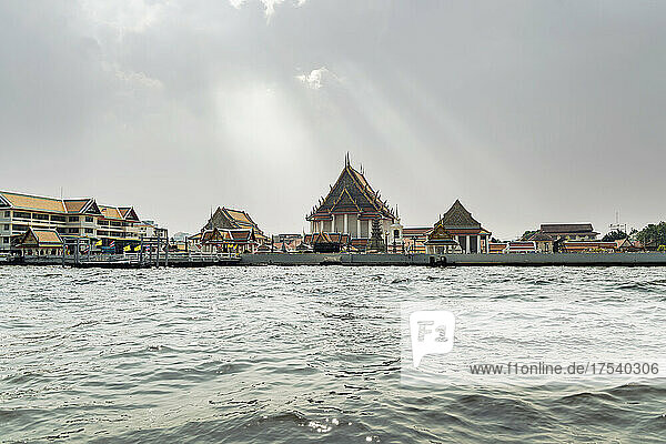 Wat Kanlayanamit Woramahawihan am Chao Phraya-Flussufer  Bangkok  Thailand
