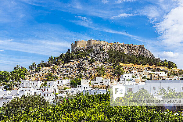 Hügel mit Akropolis in der Nähe der Stadt Lindos an einem sonnigen Tag  Rhodos  Griechenland