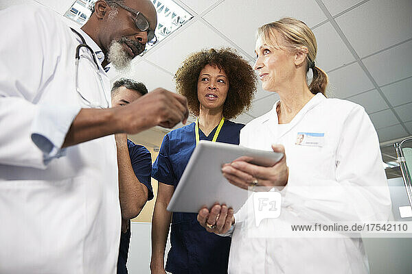 Medizinisches Fachpersonal mit Tablet-PC führt Besprechung im Krankenhaus durch
