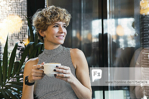 Nachdenkliche Frau mit Kaffeetasse im Café