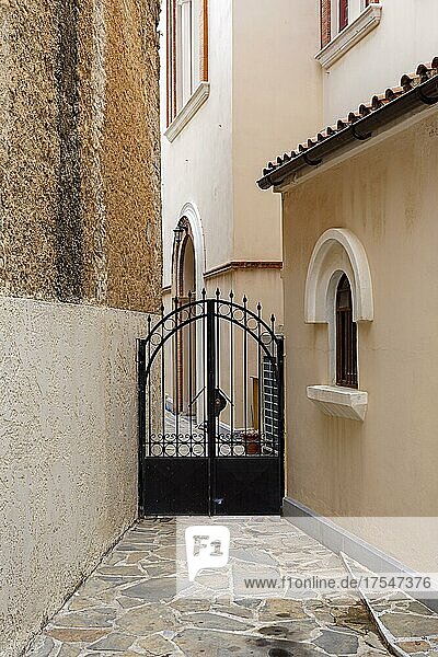 Kleine Gasse mit einem verschlossenem Tor zum Hof  Agios Nikolaos  Kreta  Griechenland  Europa