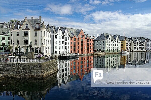 Steinhäuser spiegeln sich in einem Hafenbecken  davor Segelschiff und kleine Boote  Jugendstil  Alesund  More og Romsdal  Norwegen  Europa