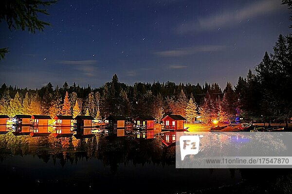 Kleine Urlaubshütten aus Holz in Nacht am Ufer eines Sees  Campingplatz  Quebec  Kanada  Nordamerika