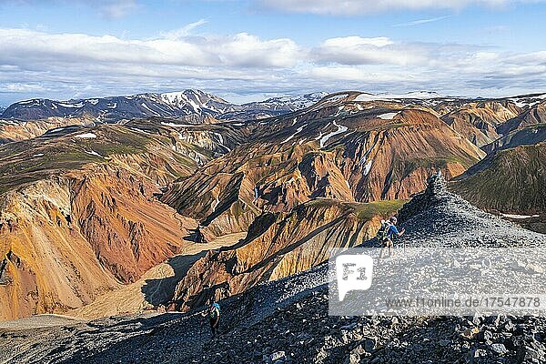 Zwei Wanderer auf dem Trekkingweg Laugavegur  Trekkingweg Laugavegur  Landmannalaugar Camp  Dramatische Vulkanlandschaft  bunte Erosionslandschaft mit Bergen  Lavafeld  Landmannalaugar  Fjallabak Naturreservat  Suðurland  Island  Europa