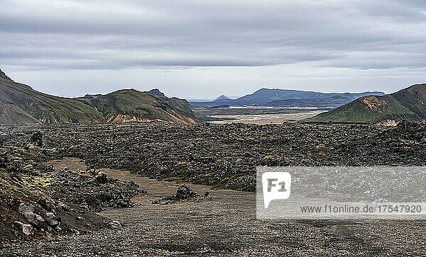 Lavafeld  Landschaft bei Landmannalaugar  Dramatische Vulkanlandschaft  bunte Erosionslandschaft mit Bergen  Lavafeld  Landmannalaugar  Fjallabak Naturreservat  Suðurland  Island  Europa
