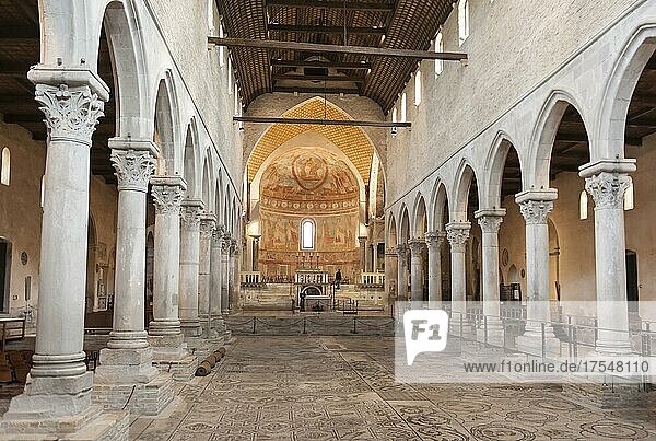 Hauptschiff mit Altar und Apsis  Säulen  Basilika Santa Maria Assunta  Unesco-Weltkulturerbe  Aquileia  Region Friaul-Julisch Venetien  Italien  Europa