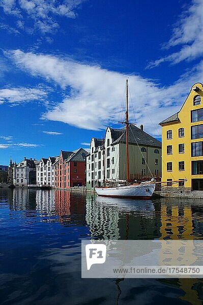 Häuserfront spiegelt sich im Wasser  Steinhäuser  Segelschiff liegt an der Mole  Jugendstil  Alesund  More og Romsdal  Norwegen  Europa