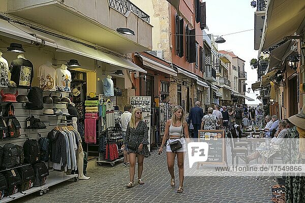 Touristen  Kondilaki-Straße  Evraiki-Viertel  Altstadt  Chania  Kreta  Griechenland  Europa
