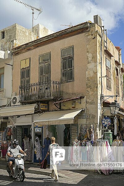 Altbau  Einkaufstraße  Läden  Touristen  Mavrokordatou Alexanrou  Altstadt  Rethymno  Kreta  Griechenland  Europa